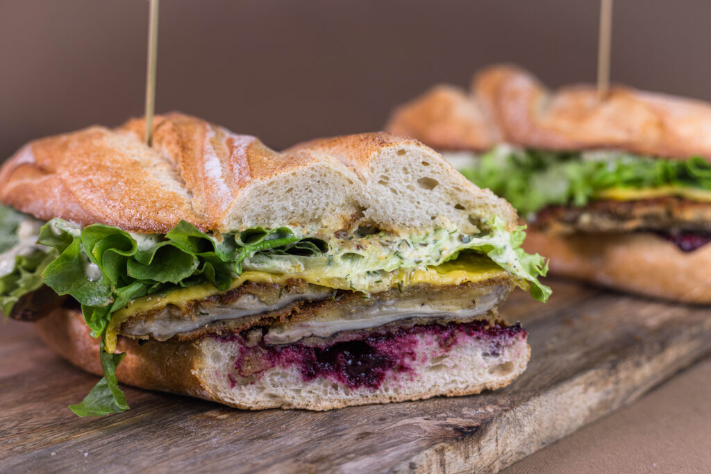 Veganes Schnitzelcroque mit Parasolschnitzeln belegt.