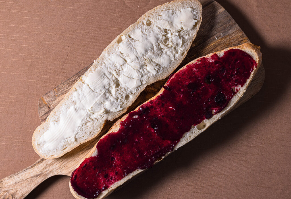 3. Die Oberseiten der Croques mit veganer Butter und die Unterseiten mit Schlehengelee oder Preiselbeermarmelade bestreichen.