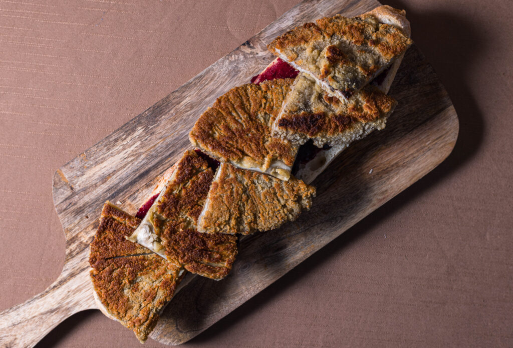 4. Die Schnitzel teilen und die Baguettes damit belegen.