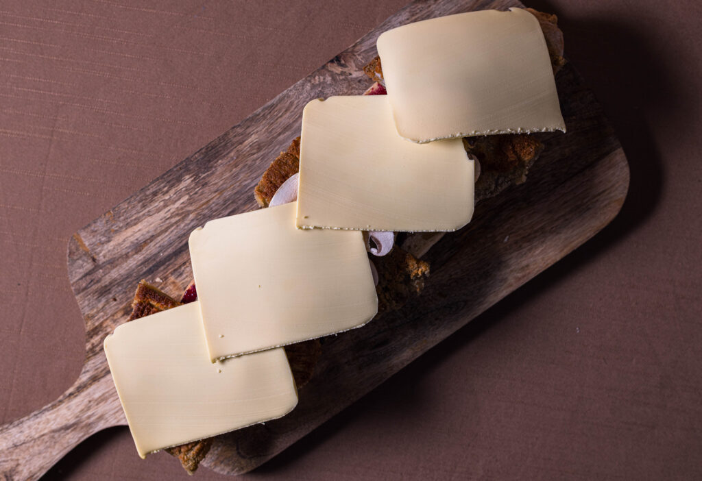 6. Darauf folgt der vegane Käse.