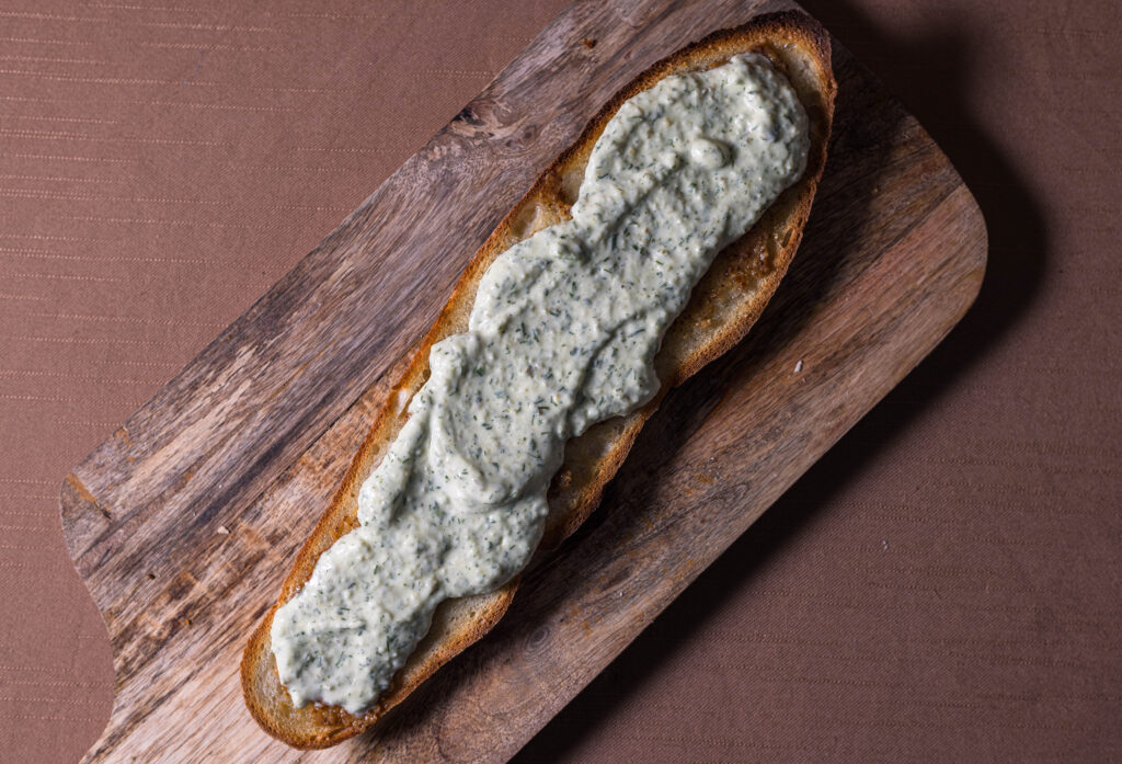 8. Dann noch ordentlich Remoulade darauf geben.