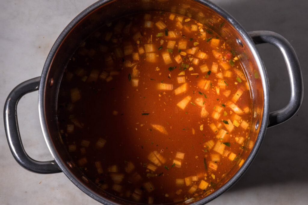 5. Mit der Brühe aufgießen und aufkochen.