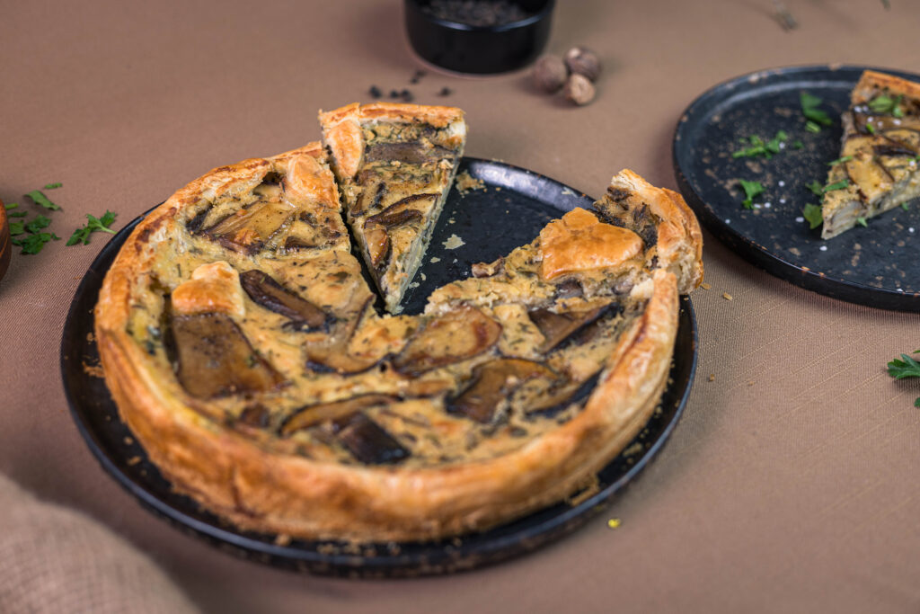 Steinpilzquiche ist eine herzhafte Spezialität, die besonders im Herbst – wenn die Hauptsaison der Steinpilze ist – beliebt ist.