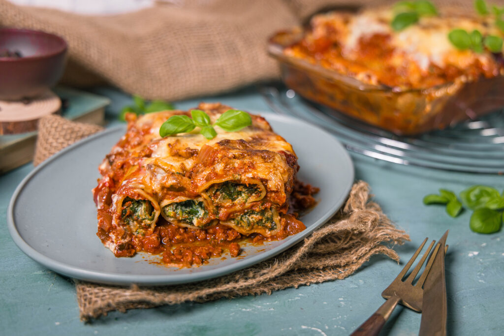 Vegane Cannelloni mit Spinat-Ricotta-Füllung und Bolognese