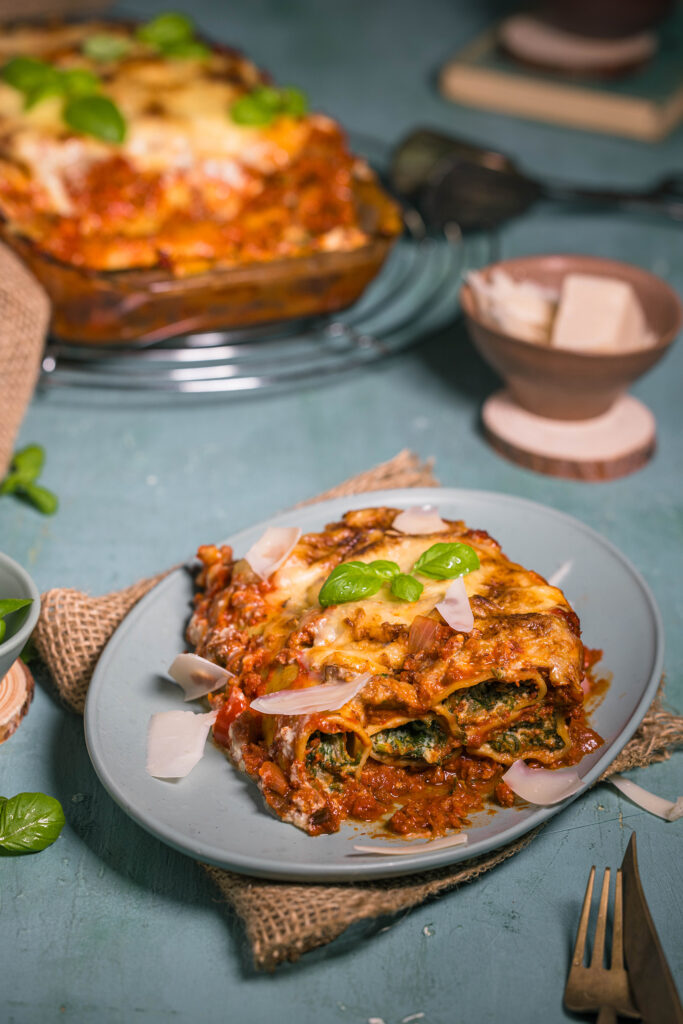 Cannelloni mit Spinat-Ricotta-Füllung und Bolognese sind wie italienische Poesie auf dem Teller
