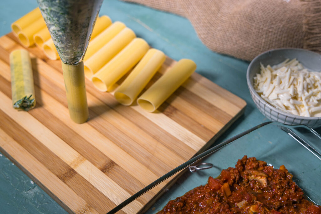 5. Dann werden die Cannelloni mit der veganen Spinat-Ricotta-Füllung gefüllt. Das geht am einfachsten mit einem Spritzbeutel.