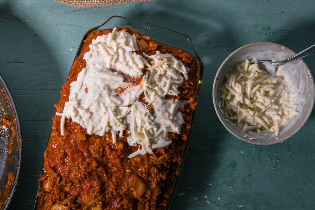 8. Zum Schluss kommt der Käse obendrauf. Dann können die veganen Cannelloni in den Ofen.