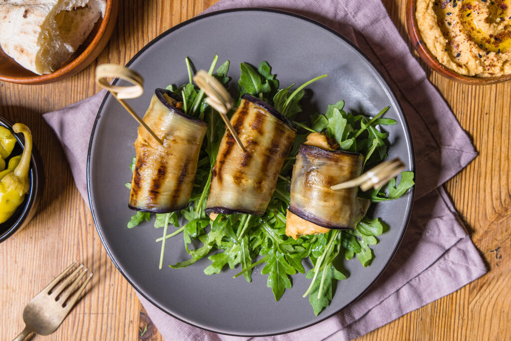 Gefüllt mit cremigem, würzigen Hummus, sowie süß-sauren, aromatischen, getrockneten Tomaten und knackig-frischem Rucola.