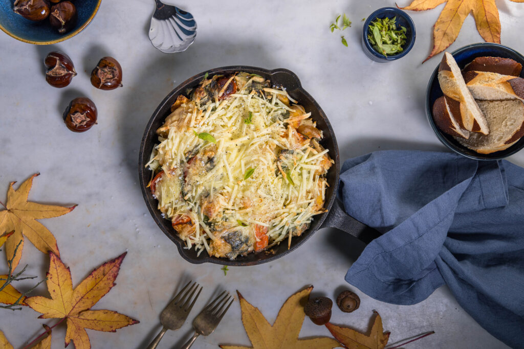 Überbacken mit einer herrlich duftenden, veganen Käsekruste wird dieses Gericht zu einem Muss für alle, die den Herbst lieben.