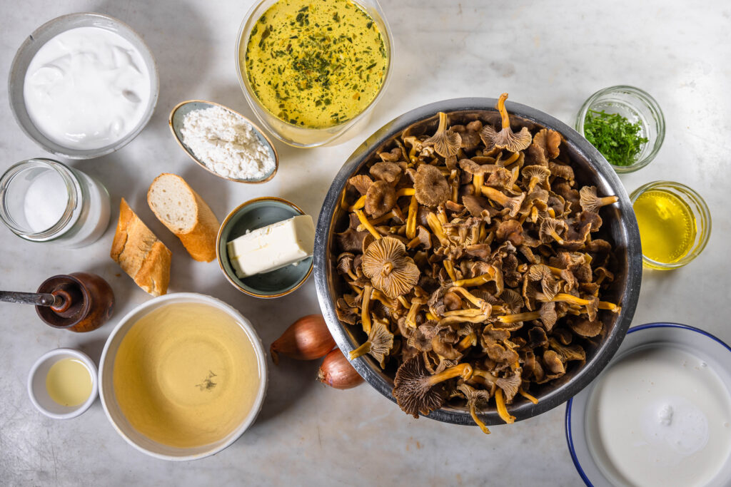 2. Alle Zutaten für die Pfifferlingcremesuppe. Hier in der doppelten Menge, da wir Besuch erwartet haben und der Pilzkorb das auch locker hergab.