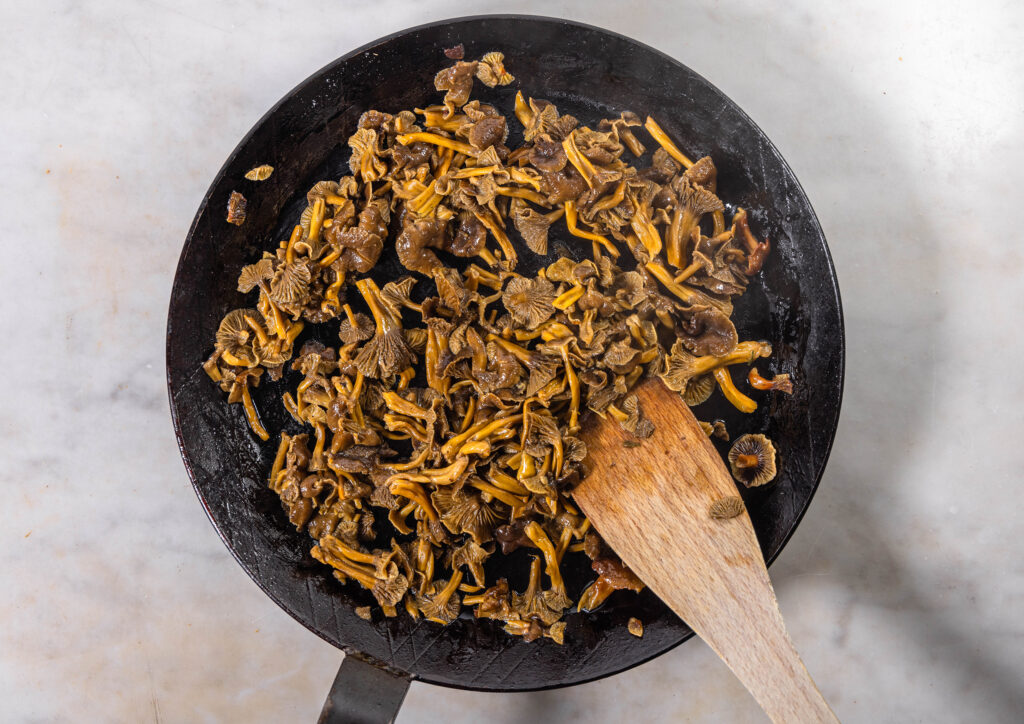 3. Ein Teil der Pilze wird gebraten und beiseite gestellt.