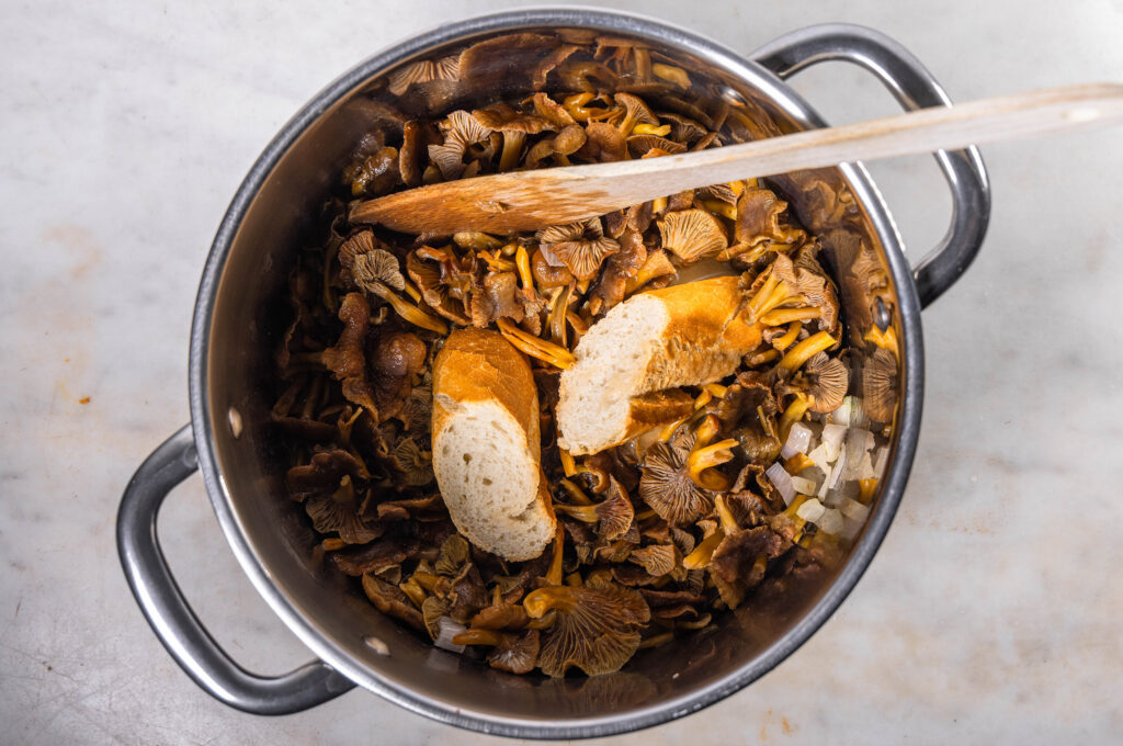 4. Die restlichen Pilze werden mit dem Brot und Zwiebelwürfeln im Suppentopf angebraten.