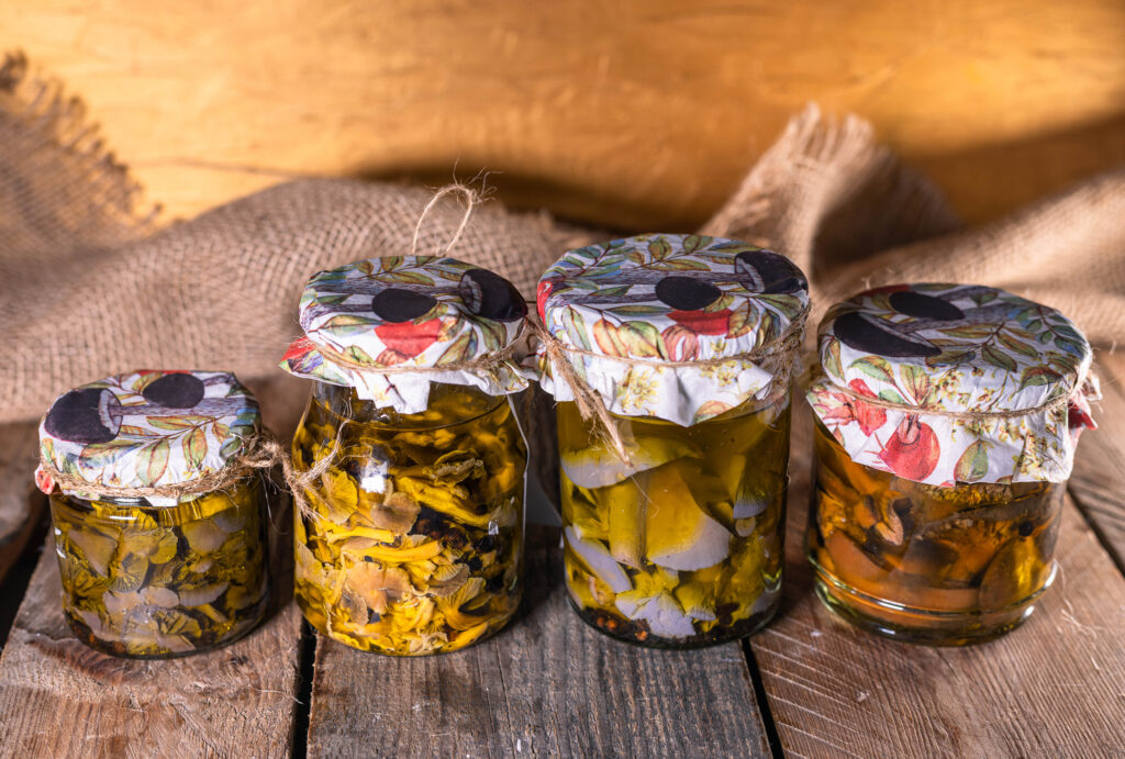 Waldpilze haltbar machen - durch Einlegen in Öl. Hier habe ich Violette Lacktrichterlinge, Trompetenpfifferlinge, Violette Rötelritterlinge und Fichtenreizker eingelegt.