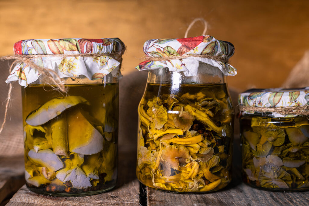 In Öl eingelegte Pilze eignen sich für ein schmackhaftes Anti-Pasti, sie sind eine Geschmacksexplosion auf der Mezze-Platte und ein leckerer Kontrast zu deftigem Aufschnitt auf Charcuterie Boards.
