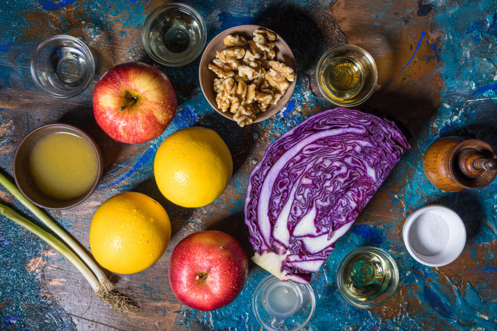 1. Alle Zutaten für den Rotkohlsalat mit Orange und Apfel.