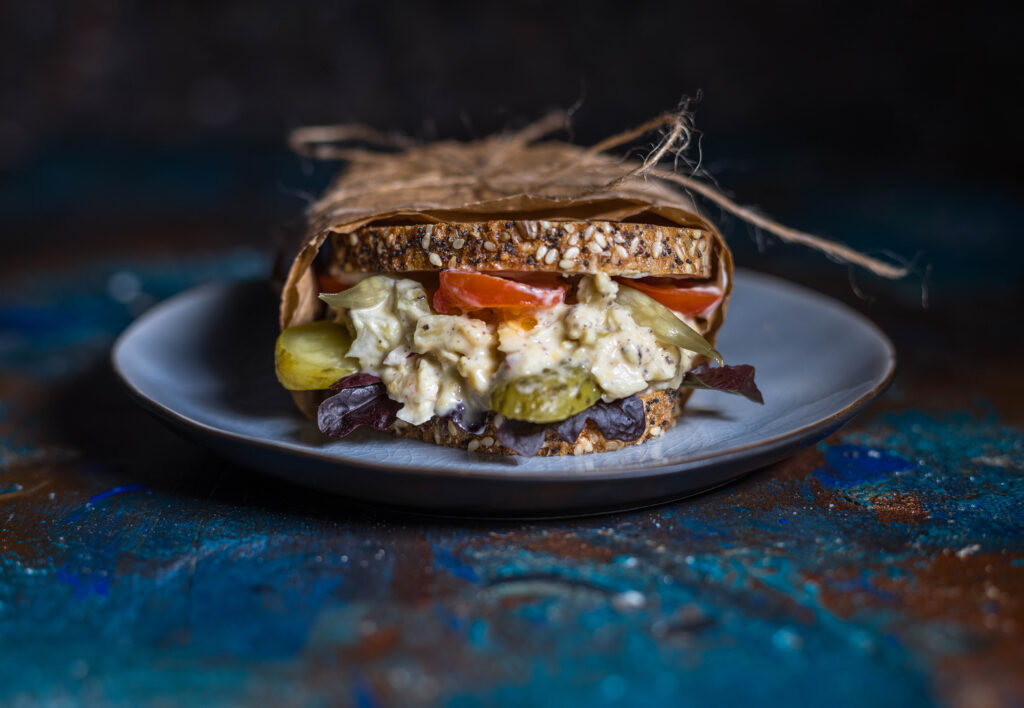 Sandwich mit veganem ThunVischsalat - auch perfekt zum Mitnehmen für Unterwegs