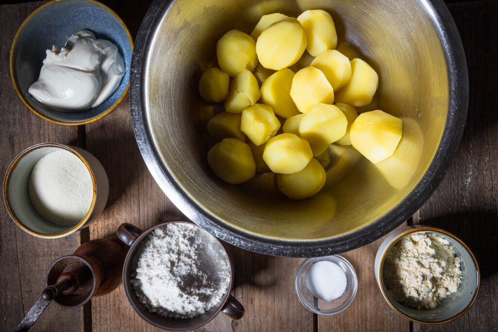 1. Alle Zutaten für die veganen Kartoffelknödel.