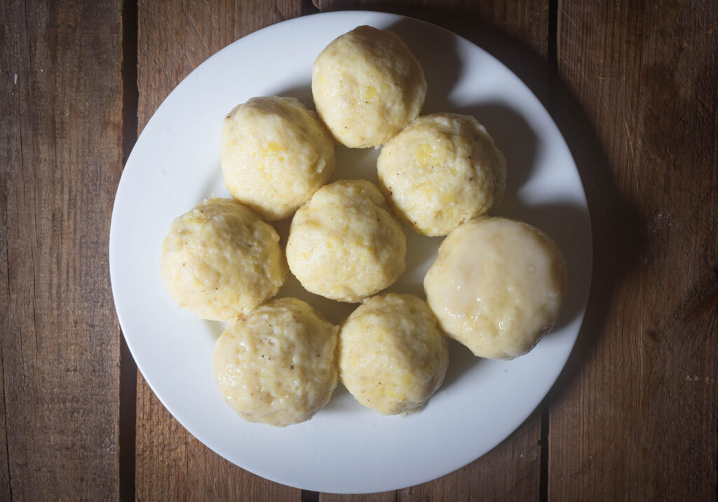6. Die heißen, frisch abgeseihten Knödel.