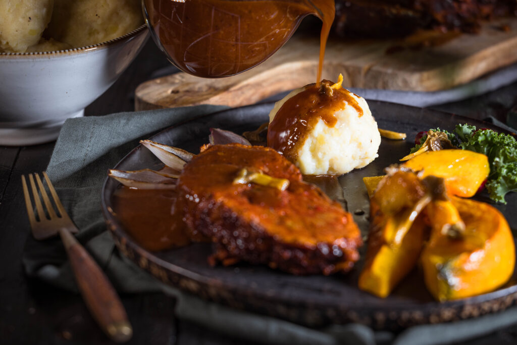 Vegane Kartoffelknödel hier mit der Sauce von meinem veganen Sauerbraten