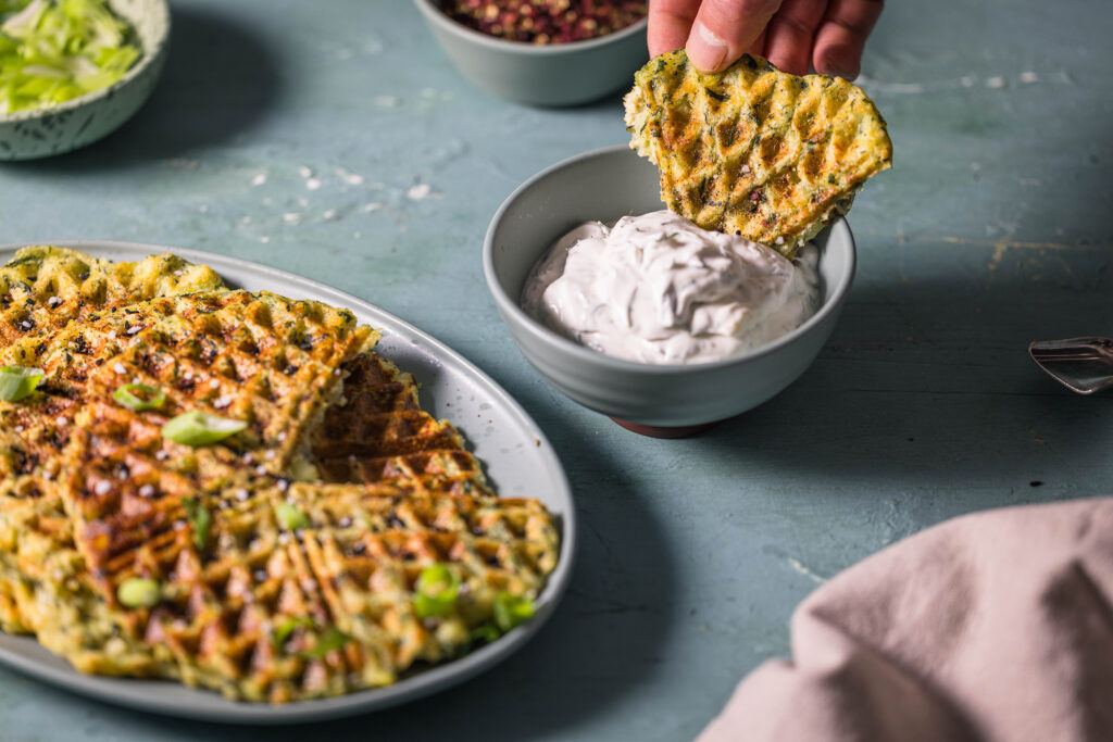 Meine herzhaften Knödelwaffeln sind perfekt mit einem aromatischen Dip.
