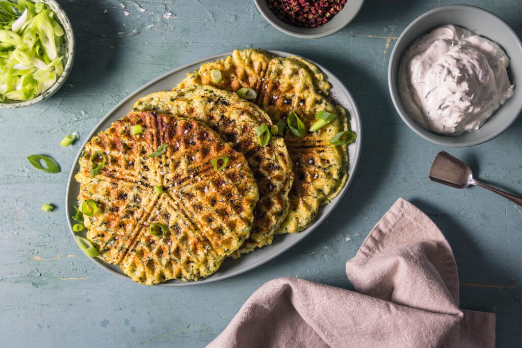 Knödel mit einem Twist: als Waffeln mit Veta und Spinat