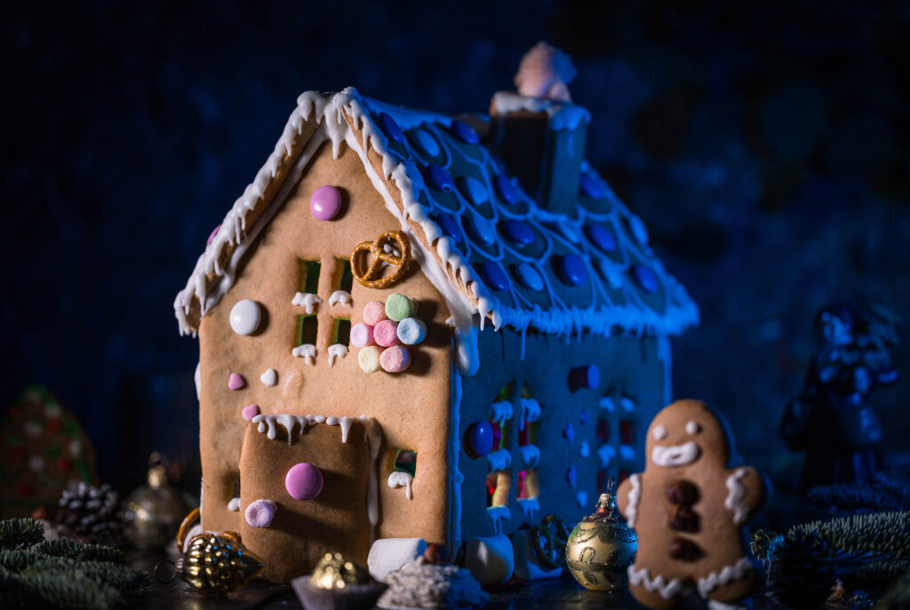 Veganes Lebkuchenhaus, liebevoll verziert.
