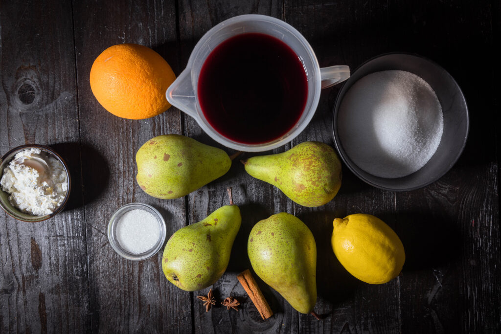 Alle Zutaten für die in Rowein pochierten Birnen.