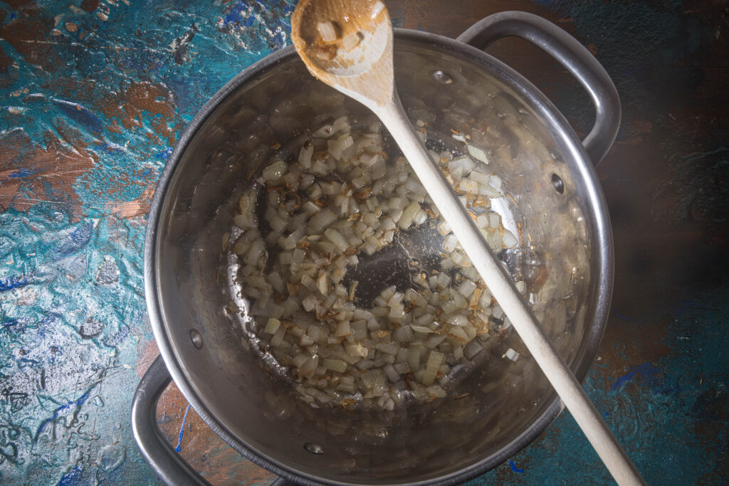 5. Zwiebelschmalz in einem Topf schmelzen und die Zwiebel darin glasig braten.