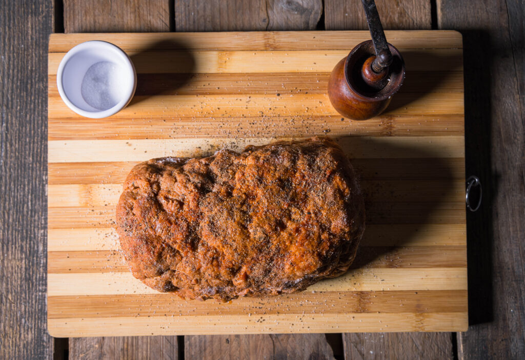 10. Den Braten rundum salzen und pfeffern.