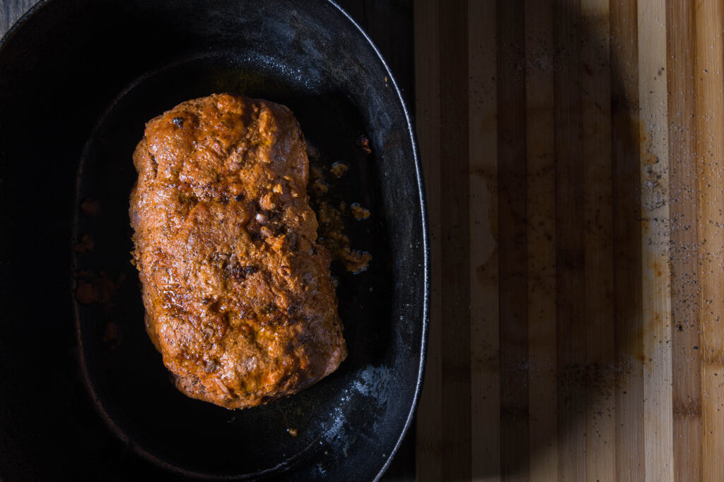 11. Den Braten im Bräter mit Öl von allen Seiten anbraten.