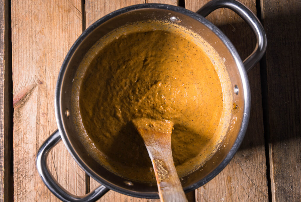 16. Die restlichen Zutaten für die Schwarzbiersauce einrühren und die Sauce kurz aufkochen.