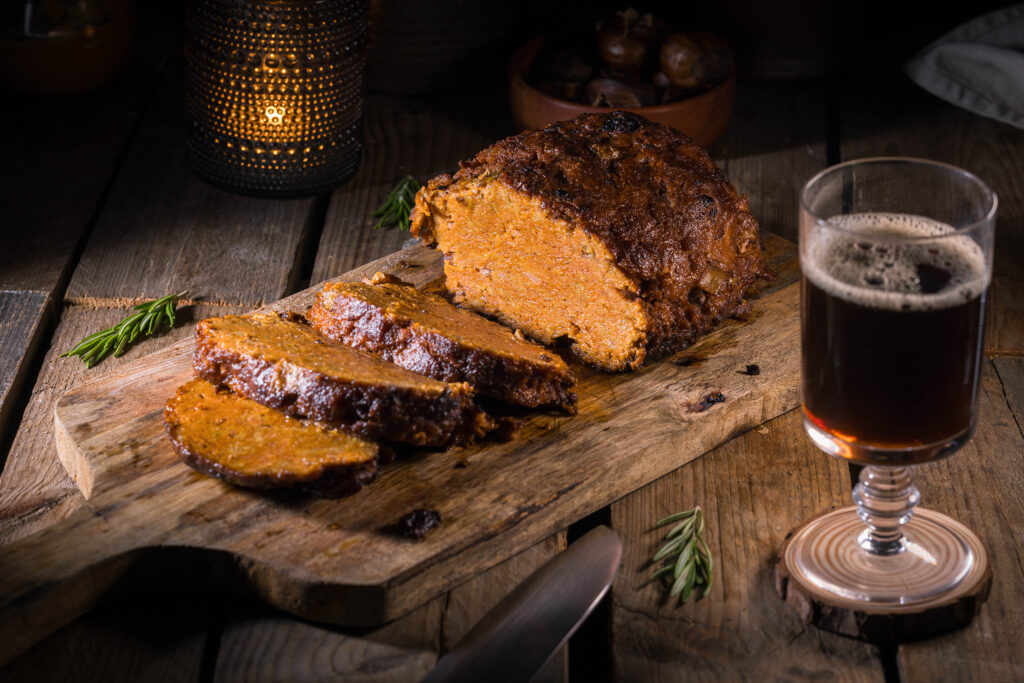 Ein Schwarzbierbraten ist ein traditionelles Schmorgericht, das durch die Verwendung von Schwarzbier eine besondere Würze und Tiefe im Geschmack erhält.