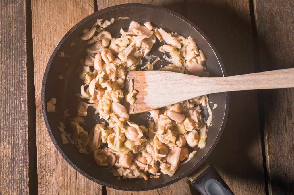 3. Die Brühe und das Jackfruitfleisch in eine Pfanne geben und köcheln bis alle Flüssigkeit verdampft ist.