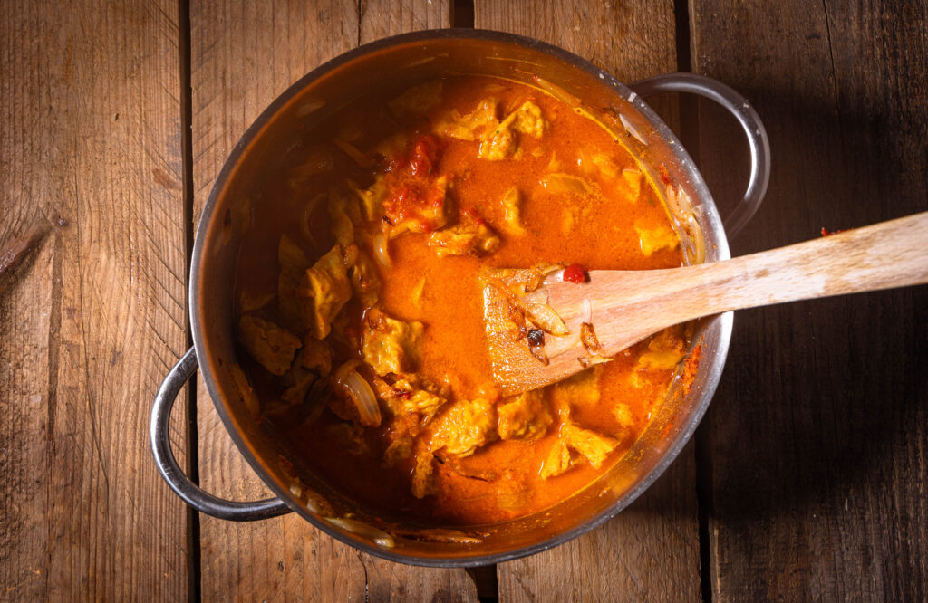 Veganes Szegediner Gulasch, bisher ohne Sauerkraut, im Kochtopf.