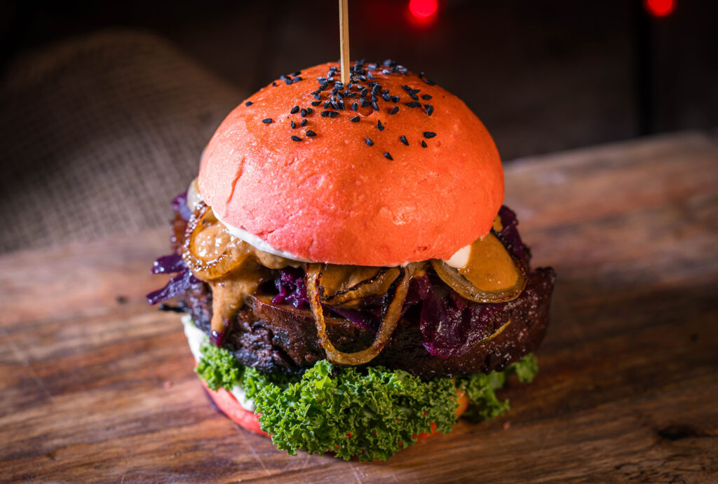 Weihnachtsburger auf Holzbrett