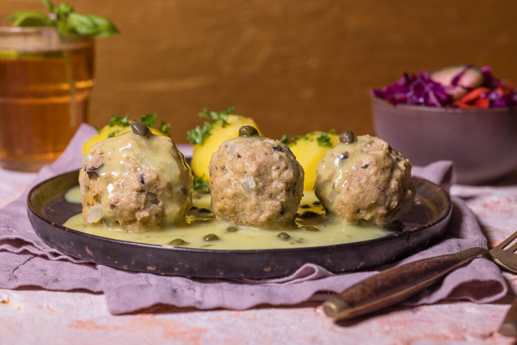 Vegane Königsberger Klopse, würzig, aromatisch, in leicht saurer, cremiger Kapernsauce, dazu Petersielienkartoffeln.