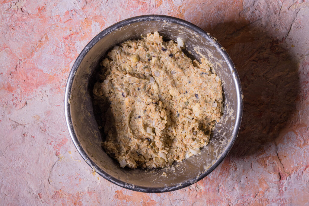 Roher Klopsteig für vegane Königsberger Klopse in einer Schüssel.