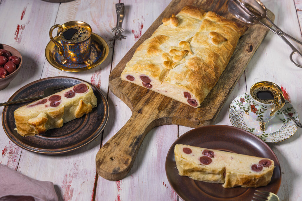 Veganer Quarkstrudel mit Kirschen und Blätterteig