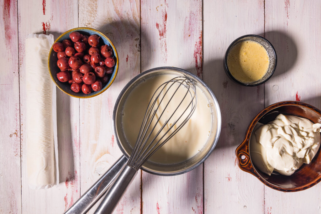 Sojamilch wird mit Puddingpulver, Zucker und Grieß verrührt. Daneben weitere Zutaten.