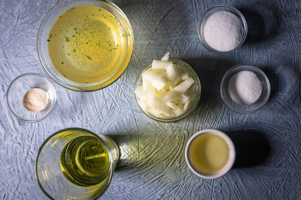 Alle Zutaten für den veganen Kaviar mit dem Aroma von karamellisierten Zwiebeln.