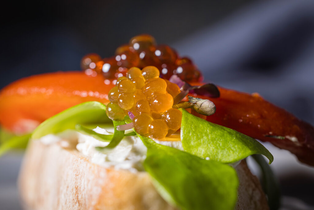 Eine aromatische Überraschung im Mund und ein optisches Highlight. Zwiebel-Kaviar. HIer mit Balsamico-Perlen auf TomatenThunVisch.