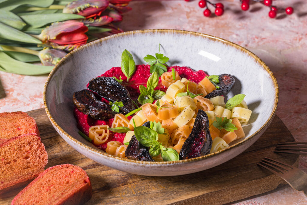 Valentins-Pasta mit Rote-Beete-Hummus-Sauce
