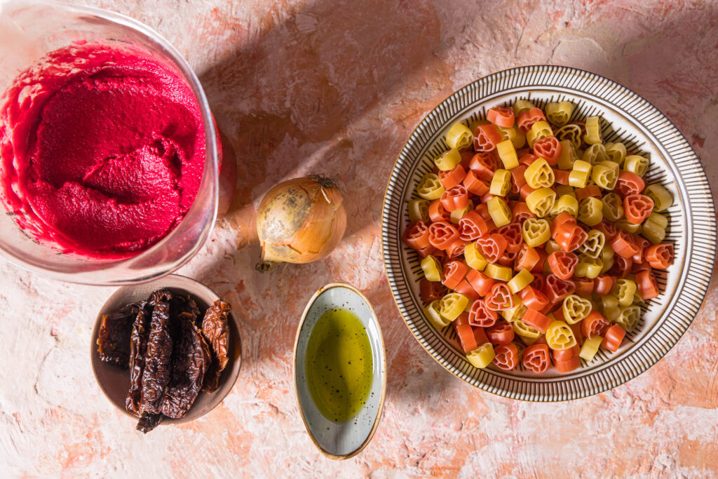 Herzchenpasta und alle Zutaten für die Hummus Pasta Sauce.