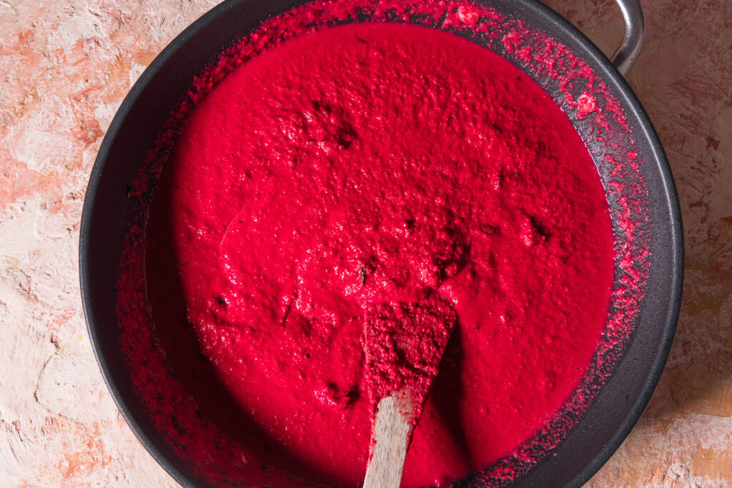Rote Beete Hummus Pastasauce in einer Pfanne.