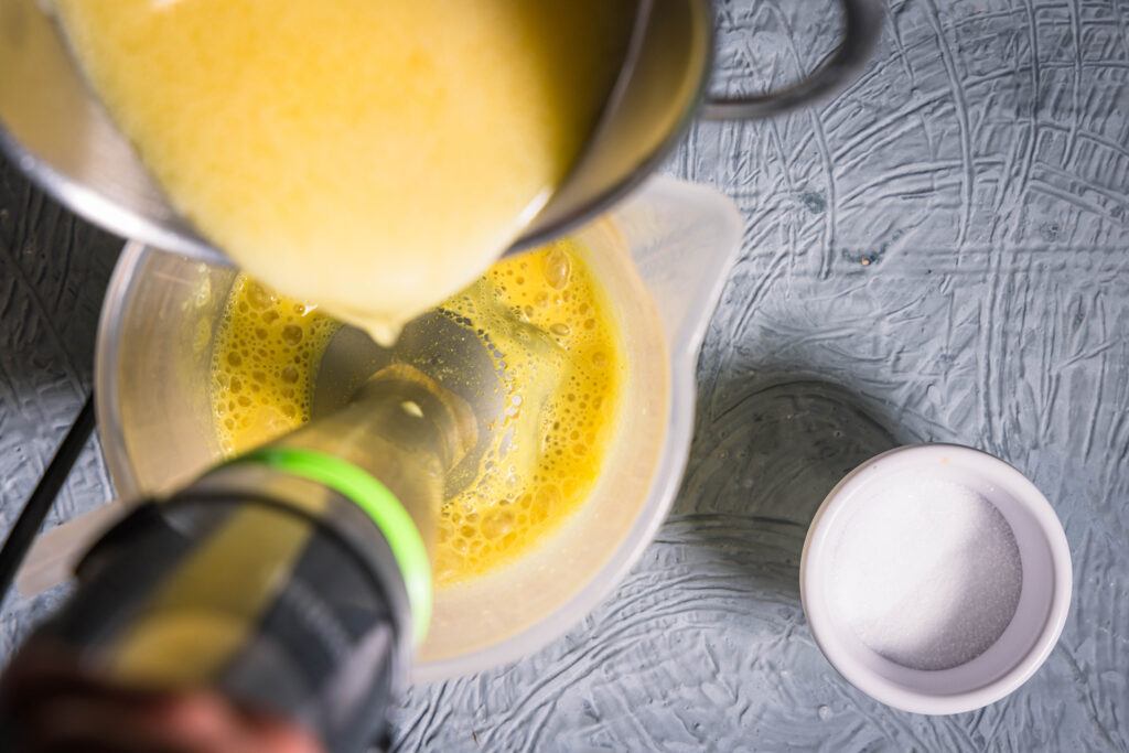Vegane, geschmolzene Butter wird in eine Béarnaise gegegeben, die dabei püriert wird.