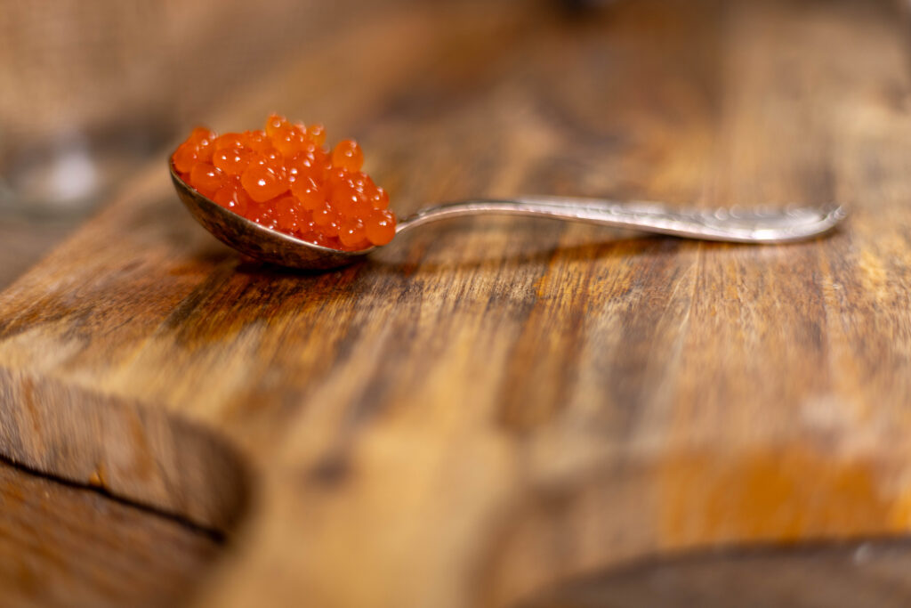 Sriracha-Kaviar - mit diesen köstlichen, glänzenden Perlen viele Speisen verfeinern und ihnen ein würziges Extra verleihen.