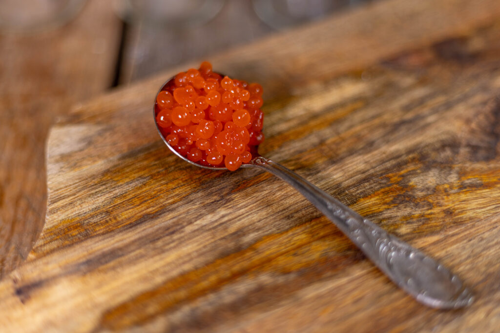 Sriracha-Kaviar auf einem Löffel