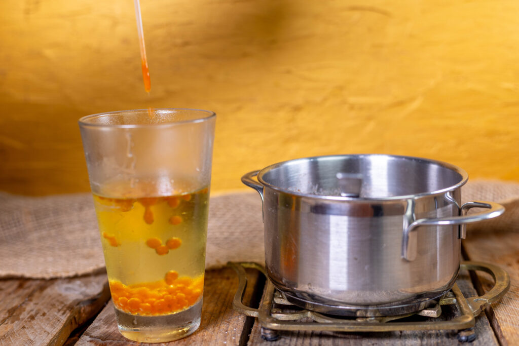 Veganer Kaviar wird mit einer Pipette in eiskaltes Öl geträufelt.