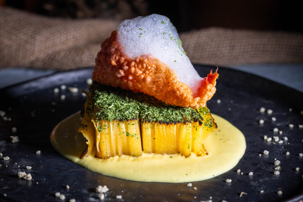 Steckrüben Mille-Feuille - Sauce Béarnaise - Grünkohlpulver - Bärlauchsalz - Zitronenmelissenluft - Gepuffte Rote Beete Cracke