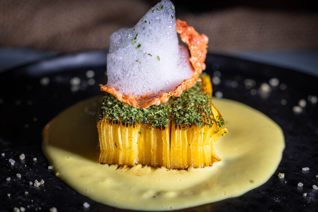 Steckrüben Mille-Feuille mit Grünkohlpulver, Sauce Bearnaise, Bärlauchsalz, Rote Beete Crackern und Zitronenmelissenluft
